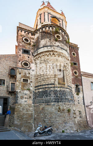 CASTIGLIONE DI SICILIA, Italien - 27. Juni 2011: Kirche der Apostel Petrus und Paulus (Chiesa SS Apostoli Pietro e Paolo) im Schlepptau Castiglione di Sicilia Stockfoto