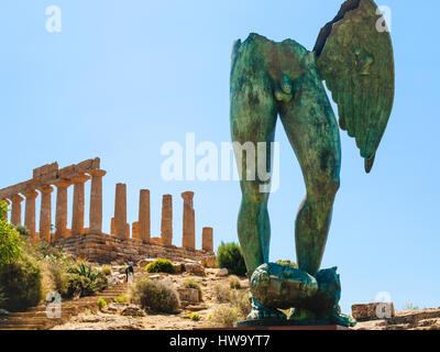 AGRIGENTO, Italien - 29. Juni 2011: Ikarus-Statue und Tempel der Juno im Tal der Tempel in Sizilien. Diese Gegend hat die größte und am besten erhaltenen ancien Stockfoto