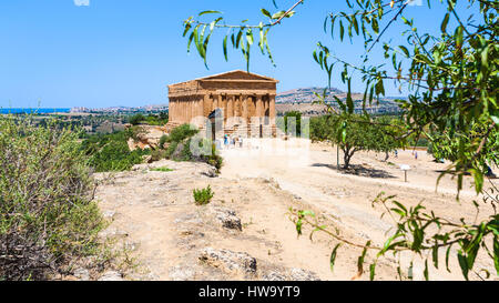 AGRIGENTO, Italien - 29. Juni 2011: Tal der Tempel mit Tempel des Friedens (Concordia) in Sizilien. Diese Gegend hat die größte und am besten erhaltenen antiken G Stockfoto