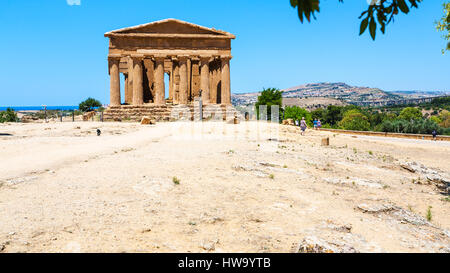 AGRIGENTO, Italien - 29. Juni 2011: Tempel des Friedens (Tempio della Concordia) im Tal der Tempel in Sizilien. Dieses Gebiet hat größte "und" beste beibehalten Stockfoto