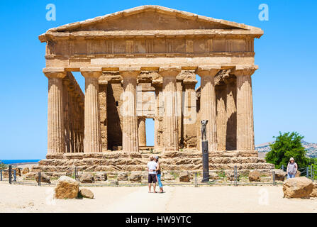 AGRIGENTO, Italien - 29. Juni 2011: Touristen in der Nähe von Tempio della Concordia im Tal der Tempel in Sizilien. Diese Gegend hat die größte und am besten erhaltenen ein Stockfoto