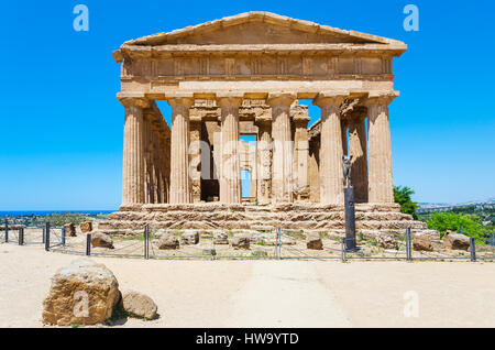 AGRIGENTO, Italien - 29. Juni 2011: Frontansicht des Tempio della Concordia im Tal der Tempel in Sizilien. Diese Gegend hat die größte und am besten erhaltenen ein Stockfoto