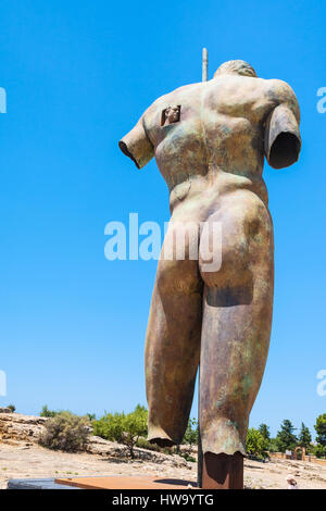 AGRIGENTO, Italien - 29. Juni 2011: Bronze-Statue im Tal der Tempel in Sizilien. Diese Gegend hat die größte und am besten erhaltenen antiken griechischen Gebäuden o Stockfoto