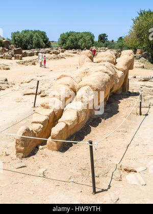 AGRIGENTO, Italien - 29. Juni 2011: Touristen und Statue des Atlas im Feld Olympeion (Tempel des Olympischen Zeus) im Tal der Tempel in Agrige Stockfoto