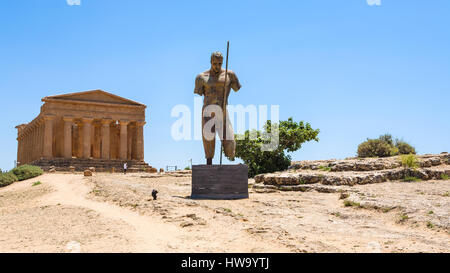 AGRIGENTO, Italien - 29. Juni 2011: Statue und Tempel der Concordia im Tal der Tempel in Sizilien. Diese Gegend hat die größte und am besten erhaltenen antiken Stockfoto