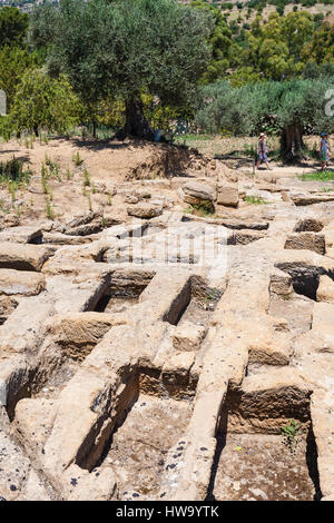 AGRIGENTO, Italien - 29. Juni 2011: Touristen in der Nähe von prähistorischen Gräber im Tal der Tempel, Agrigento, Sizilien. Dieses Gebiet hat größte "und" beste beibehalten Stockfoto