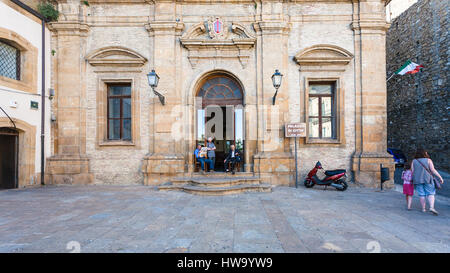 PIAZZA ARMERINA, Italien - 29. Juni 2011: Menschen in der Nähe von Palazzo di Citta (Stadtschloss, Rathaus) auf der Piazza Garibaldi in der Stadt Piazza Armerina in Sizilien. Stockfoto