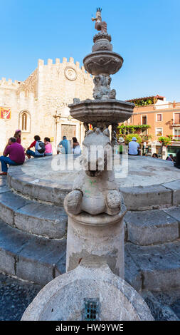 TAORMINA, Italien - 2. Juli 2011: Brunnen auf der Piazza della Cattedrale in Stadt Taormina auf Sizilien. Barocker Brunnen mit zwei Zentauren und eine Ange-Büste Stockfoto