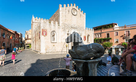 TAORMINA, Italien - 2. Juli 2011: Brunnen auf der Piazza del Duomo im Stadt Taormina auf Sizilien. Barocker Brunnen mit zwei Zentauren und Büste des Engels, der Stockfoto