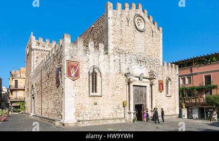 TAORMINA, Italien - 2. Juli 2011: Menschen in der Nähe von Dom Steinhuser in Stadt Taormina auf Sizilien. Kathedrale von Taormina ist eine mittelalterliche Kirche St. Nic gewidmet Stockfoto