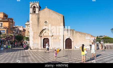 TAORMINA, Italien - 2. Juli 2011: Menschen in der Nähe von ex Chiesa Sant Agostino in Piazza IX Aprile in Stadt Taormina auf Sizilien. Seit 1985 ist dieser mittelalterlichen Kirche Stockfoto