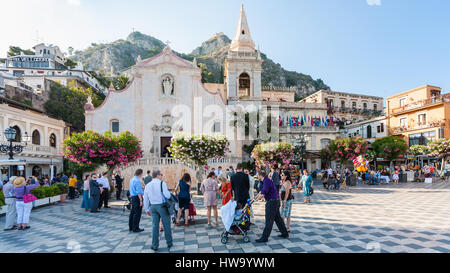 TAORMINA, Italien - 2. Juli 2011: Menschen auf der Piazza IX Aprile nahe Kirche von San Giuseppe in Stadt Taormina auf Sizilien. Die Kirche wurde zwischen Ende 1 gebaut. Stockfoto