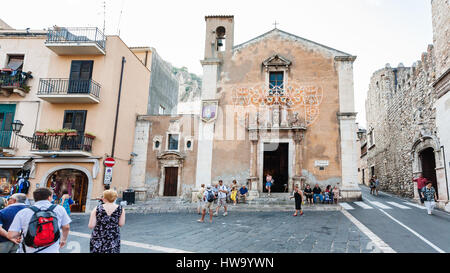 TAORMINA, Italien - 2. Juli 2011: Menschen in der Nähe von Kirche von Saint Catherine von Alexandria auf Piazza Badia in Taormina Stadt. Kirche von Str. Catherine wurde gebaut Stockfoto