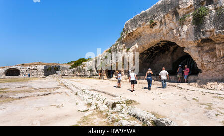 Syrakus, Italien - 3. Juli 2011: Touristen in der Nähe von künstliche Tropfsteinhöhle mit Nymphäum des antiken griechischen Theaters auf Temenite Hügel im archäologischen Park (Parco A Stockfoto