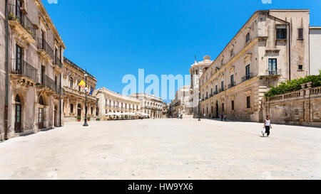 Syrakus, Italien - 3. Juli 2011: Touristen auf Piazza Duomo in Stadt Syrakus auf Sizilien. Die Stadt ist eine historische Stadt in Sizilien, die Hauptstadt der provinc Stockfoto