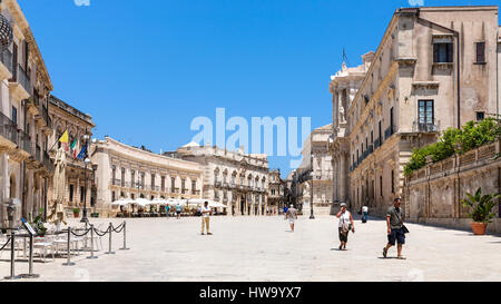 Syrakus, Italien - 3. Juli 2011: Touristen am wichtigsten Platz Piazza Duomo in Stadt Syrakus auf Sizilien. Die Stadt ist eine historische Stadt in Sizilien, die Hauptstadt von Stockfoto