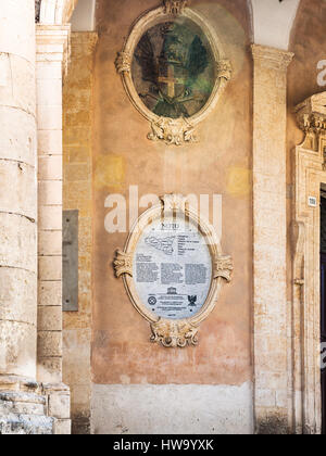 NOTO, Italien - 3. Juli 2011: Die Inschrift über der Stadt Noto in die UNESCO-Welterbeliste als Probe des sizilianischen Barock auf Wand o einschließlich Stockfoto