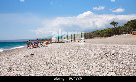 CALATABIANO, Italien - 6. Juli 2011: Touristen am Kiesstrand San Marco am Ionischen Meer in Sizilien. Dies ist sauber, langen, ruhigen, kleinen Kieselstrand, ich Stockfoto