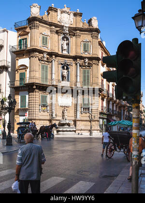 PALERMO, Italien - 24. Juni 2011: Menschen am zentralen Platz Quattro Canti (Piazza Vigliena). Der Platz war an der Kreuzung der beiden wichtigsten angelegt Stockfoto