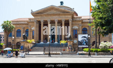 PALERMO, Italien - 24. Juni 2011: Menschen auf dem Platz in der Nähe von Teatro Massimo Vittorio Emanuele. Es ist das größte in Italien Oper und Oper Firma locat Stockfoto