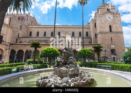 MONREALE, Italien - 25. Juni 2011: Menschen und Brunnen in der Nähe von Dom in Monreale Stadt in Sizilien. Die Kathedrale von Monreale ist eines der größten Beispiele Stockfoto