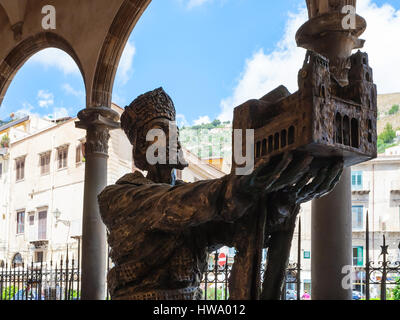 MONREALE, Italien - 25. Juni 2011: Skulptur des Königs William II mit seiner Kirche, die Jungfrau Maria im Duomo di Monreale. Die Kathedrale ist die größte e Stockfoto