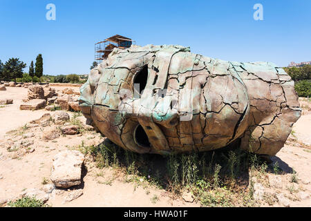 AGRIGENTO, Italien - 29. Juni 2011: Bronze-Kopf im Tal der Tempel in Sizilien. Diese Gegend hat die größte und am besten erhaltenen antike griechische Gebäuden Stockfoto