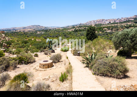 AGRIGENTO, Italien - 29. Juni 2011: Tal der Tempel und Ansicht der Stadt Agrigent in Sizilien. Diese Gegend hat die größte und am besten erhaltenen antiken griechischen b Stockfoto