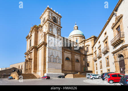 PIAZZA ARMERINA, Italien - 29. Juni 2011: Blick auf die Kathedrale in der Stadt Piazza Armerina in Sizilien. Barocke Kathedrale entstand im 17. und 18. Jahrhundert, auf der Stockfoto