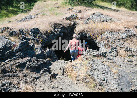 Ätna, Italien - 1. Juli 2011 - Touristen besuchen eine Höhle im alten Krater des Vulkan Ätna. Der Ätna ist an der Ostküste von Sizilien, der größten aktiven Vulkan Stockfoto