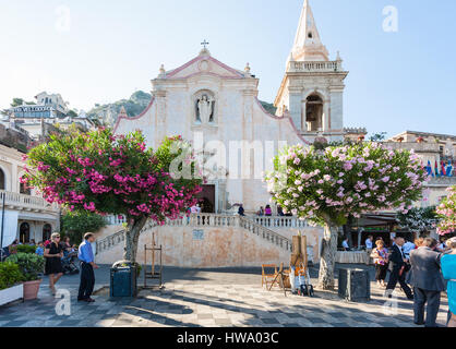 TAORMINA, Italien - 2. Juli 2011: Menschen in der Nähe von Kirche von San Giuseppe in Piazza IX Aprile in Stadt Taormina auf Sizilien. Die Kirche wurde zwischen Ende 1 gebaut. Stockfoto