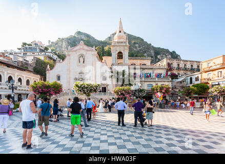 TAORMINA, Italien - 2. Juli 2011: Touristen in der Nähe von Kirche von San Giuseppe in Piazza IX Aprile in Stadt Taormina auf Sizilien. Die Kirche wurde zwischen spät errichtet. Stockfoto