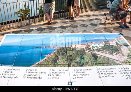 TAORMINA, Italien - 2. Juli 2011: Stadtplan am Aussichtspunkt in Piazza IX Aprile in Stadt Taormina auf Sizilien. Piazza IX Aprile ist zentraler Platz von Taormina t Stockfoto