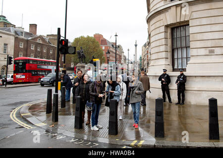 Bewaffnete Polizisten stehen auf der Hut in Westminster, London, UK. 29 OKT 14. Stockfoto