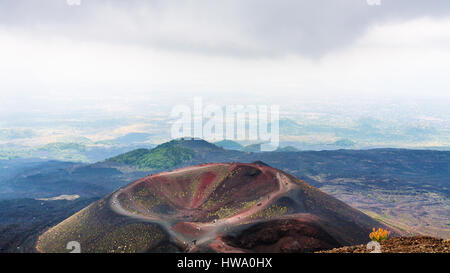 Reisen Sie nach Italien - oben Blick auf Monti Silvestri (Silvestri Crater) des Ätna auf Sizilien im Sommertag Stockfoto