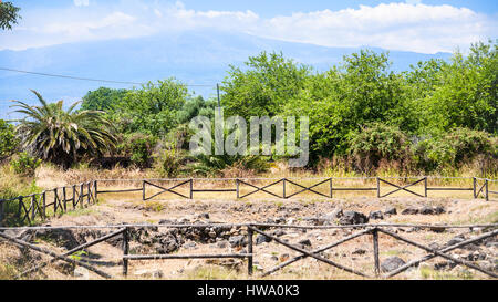 Reisen Sie nach Italien - Ansicht der Ruinen in Naxos archäologischen Park in Giardini Naxos-Stadt und Mount Etna in Sizilien Stockfoto