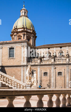 Reisen Sie nach Italien - Statue auf der Piazza Pretoria in Stadt Zentrum von Palermo und Kuppel der St. Katharinen-Kirche in Sizilien Stockfoto