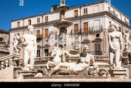 Reisen Sie nach Italien - Statuen von Fontana Pretoria (Praetorian Brunnen) auf der Piazza Pretoria in Stadt Palermo in Sizilien Stockfoto