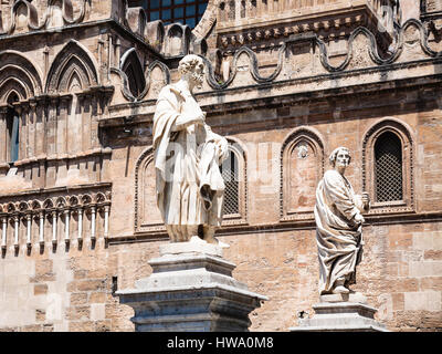 Reisen Sie nach Italien - Statuen in der Nähe von Kathedrale von Palermo in Sizilien Stockfoto