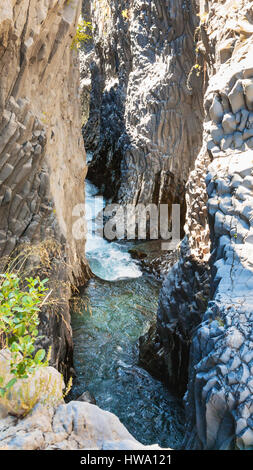 Reisen Sie nach Italien - Wasser-Strömung in Gole Dell Alcantara (Schlucht des Alcantara Flusses) in Sizilien Stockfoto