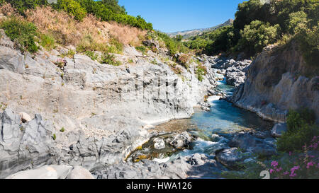 Reisen Sie nach Italien - Alcantara-Flusses in Sizilien im Sommertag Stockfoto