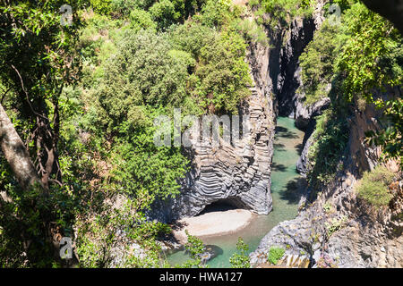 Reisen Sie nach Italien - über Ansicht des Gole Dell Alcantara Flusses in Sizilien im Sommertag Stockfoto