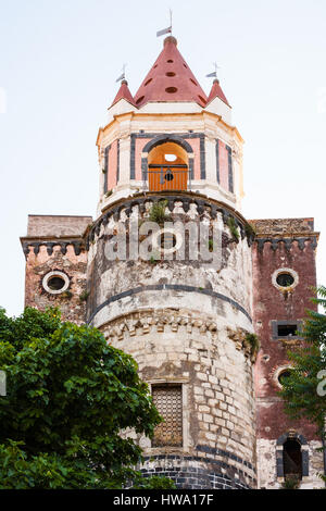 Reisen nach Italien - Turm der Kirche der Apostel Petrus und Paulus (Chiesa SS Apostoli Pietro e Paolo) in Castiglione di Sicilia Stadt in Sizilien Stockfoto