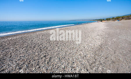 Reisen nach Italien - schwarze Kiesel und sand Strand San Marco am Ionischen Meer in Sizilien Stockfoto