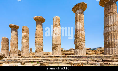 Reisen Sie nach Italien - dorischen Säulen des alten Tempel des Herakles (Tempio di Eracle) im Tal der Tempel in Agrigent, Sizilien Stockfoto