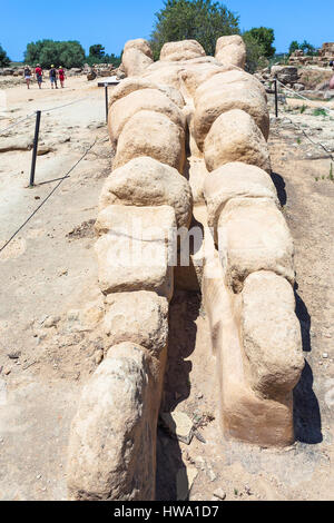 Reisen Sie nach Italien - Statue des Atlas im Feld Olympeion (Tempel des Olympischen Zeus) im Tal der Tempel in Agrigent, Sizilien Stockfoto