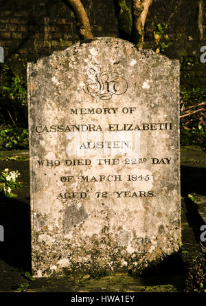 Der Grabstein von Cassandra Elizabeth Austen die ältere Schwester der Autorin Jane Austen in der St. Nicholas Church, Chawton in der Nähe von Alton, Hampshire. Stockfoto