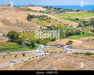 Reisen Sie nach Italien - Straßen und landwirtschaftlichen Felder in der Nähe von Agrigento Stadt auf Küste des Mittelmeeres in Sizilien Stockfoto