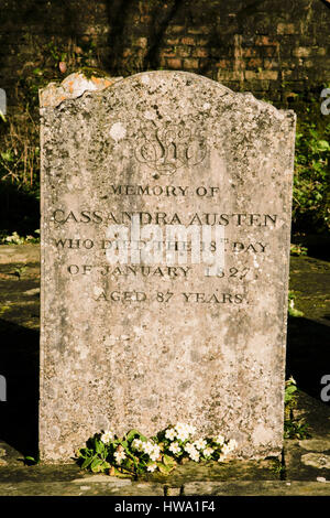 Der Grabstein von Cassandra Austen die Mutter der Autorin Jane Austen in der St. Nicholas Church, Chawton in der Nähe von Alton, Hampshire. Stockfoto