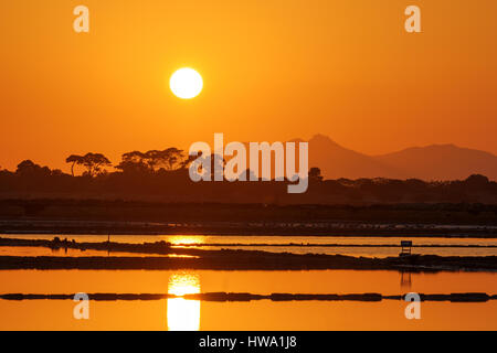 Sonnenuntergang in den Salinen von Trapani auf Sizilien Stockfoto